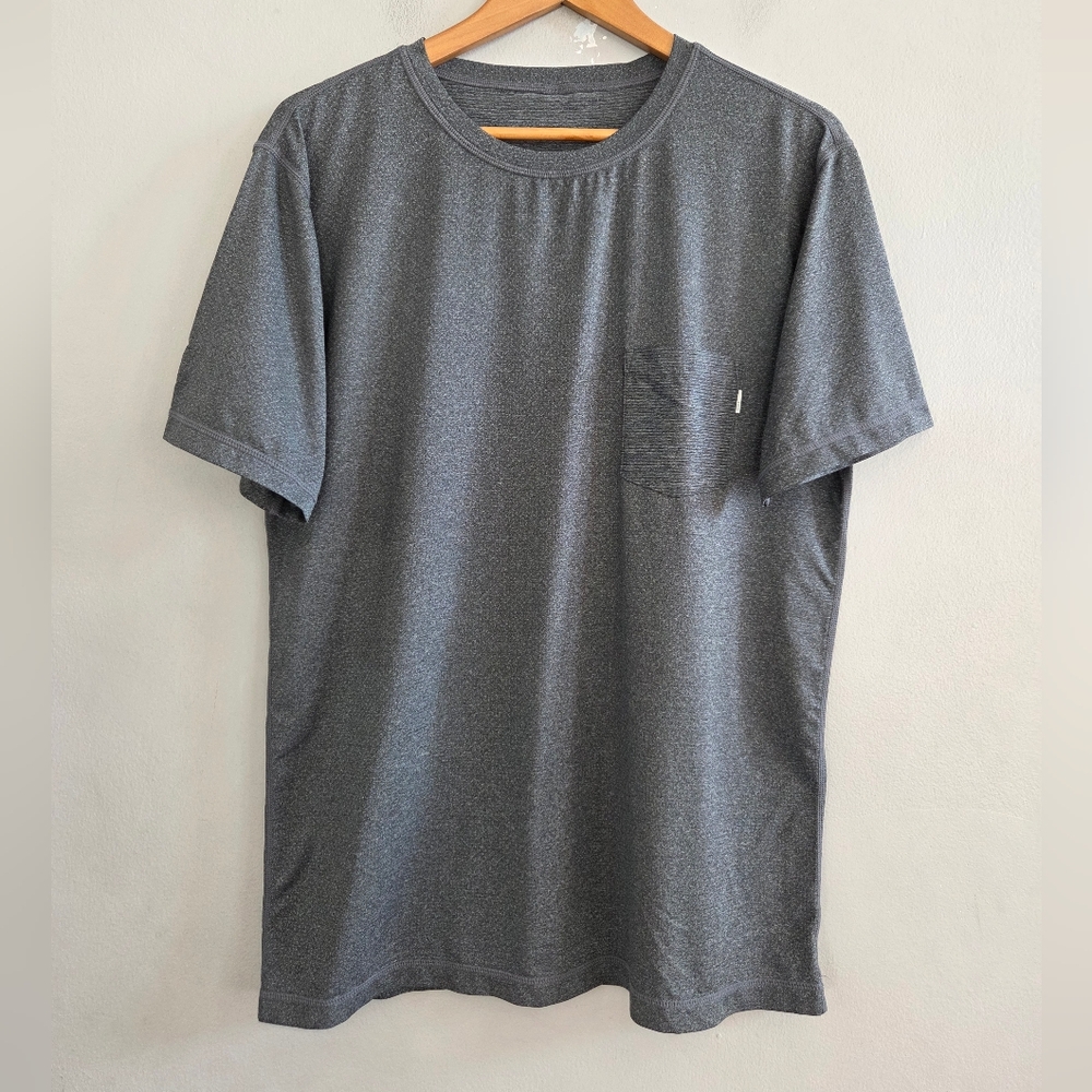VUORI Tradewind Performance Tee Shirt Gray Pocket Stretch Men's Size Large